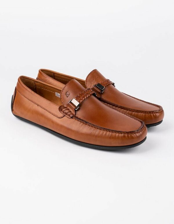 Mocassins en cuir marron, semelles italiennes et bracelet cuir marron.