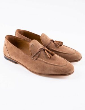 Chaussures daim beige, semelles cuir italien et pompons cuir marron.